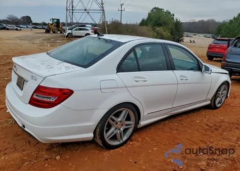 2013 Mercedes-Benz C 250 z USA, uszkodzony, nr VIN WDDGF4HB2DR273961